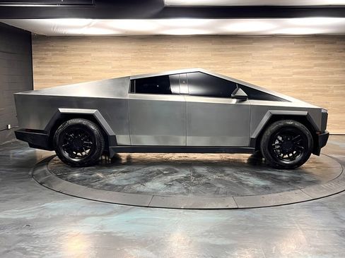 Used 2024 Tesla Cybertruck AWD Crew Cab image 27