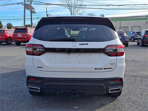 Certified 2025 Honda Pilot Black Edition image 5