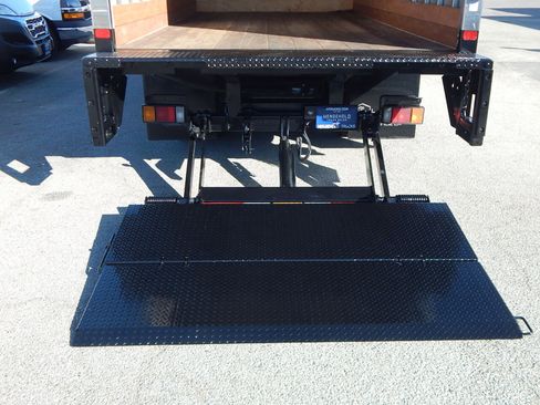 Used 2023 Isuzu NPR image 15