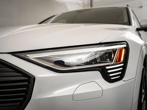 Used 2021 Audi e-tron Premium w/ Convenience Plus Package image 15