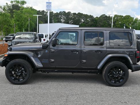 Used 2025 Jeep Wrangler Sahara w/ Safety Group image 9