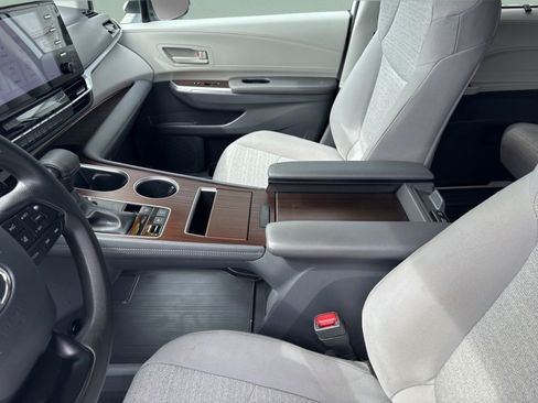 Used 2023 Toyota Sienna LE FWD image 19