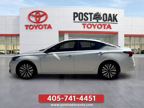 Used 2025 Nissan Altima 2.5 SV FWD image 2