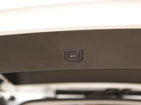 Used 2018 Chevrolet Traverse High Country AWD/4WD image 37