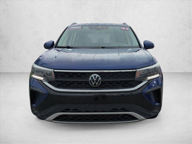 Used 2023 Volkswagen Taos SE w/ Panoramic Sunroof Package FWD image 2