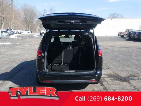 Certified 2025 Chrysler Pacifica Limited image 18