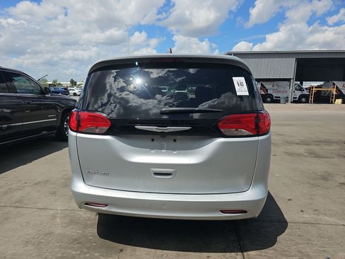 Used 2023 Chrysler Voyager LX image 7