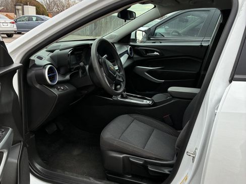 Used 2024 Chevrolet Trax LS w/ LS Convenience Package image 2