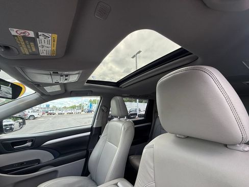 Used 2018 Toyota Highlander XLE AWD/4WD image 11