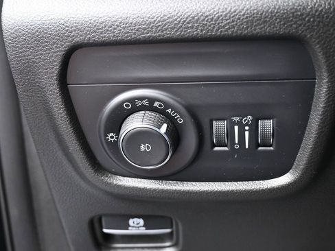 Used 2023 Jeep Grand Cherokee Limited w/ Black Appearance Package image 33