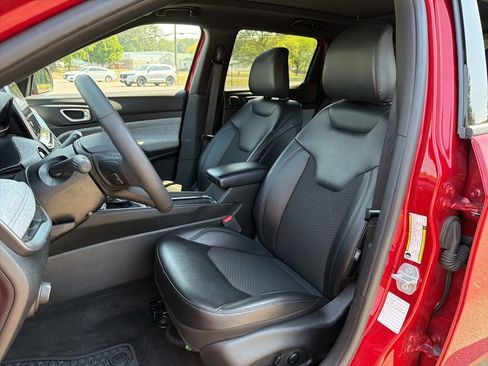 Used 2025 Jeep Compass Latitude w/ Sun & Sound Group AWD/4WD image 18