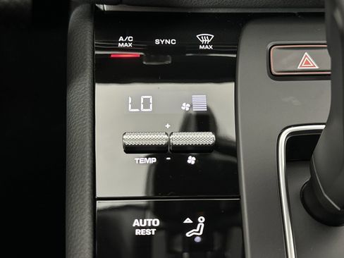 Certified 2025 Porsche Macan AWD/4WD image 21