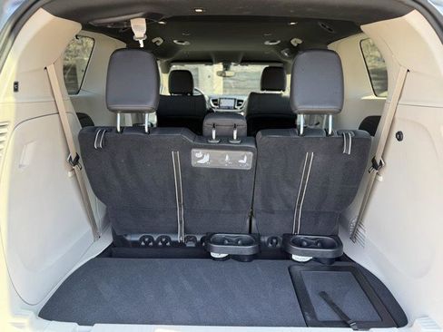 Used 2020 Chrysler Pacifica Touring-L image 34