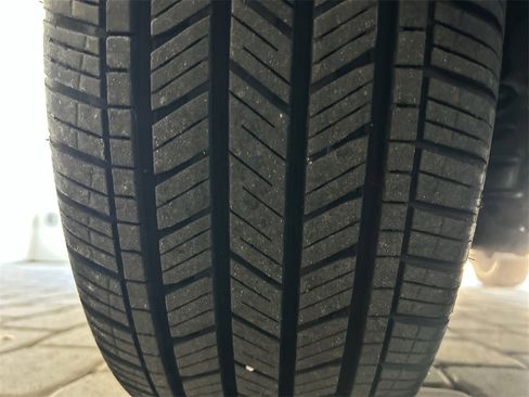 Certified 2025 Volkswagen Taos SE image 38