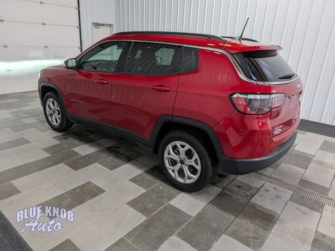 Used 2025 Jeep Compass Latitude AWD/4WD image 2