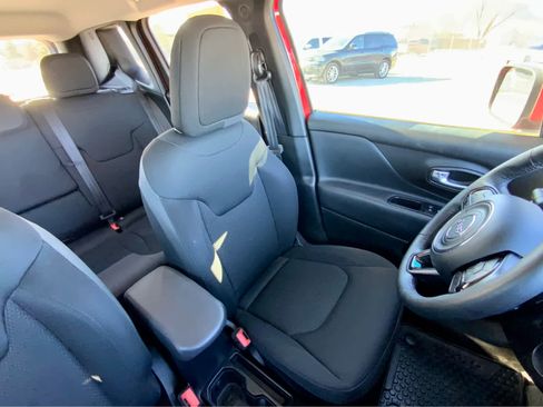 Used 2019 Jeep Renegade Altitude w/ UConnect 8.4 Nav Group image 27