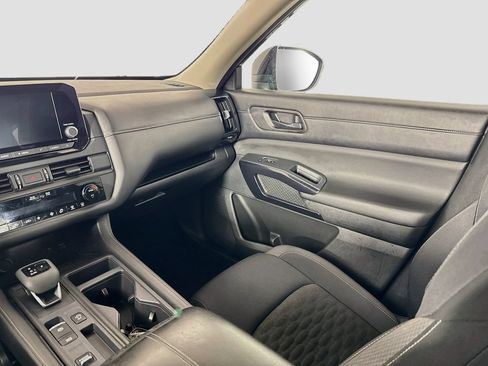 Used 2024 Nissan Pathfinder S FWD image 16