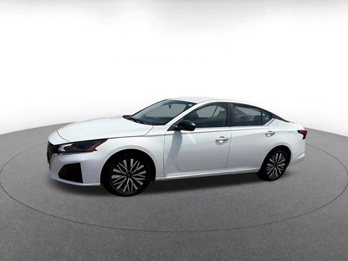 Used 2025 Nissan Altima 2.5 SV FWD image 10