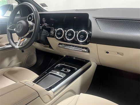 Used 2025 Mercedes-Benz GLA 250 4MATIC image 28