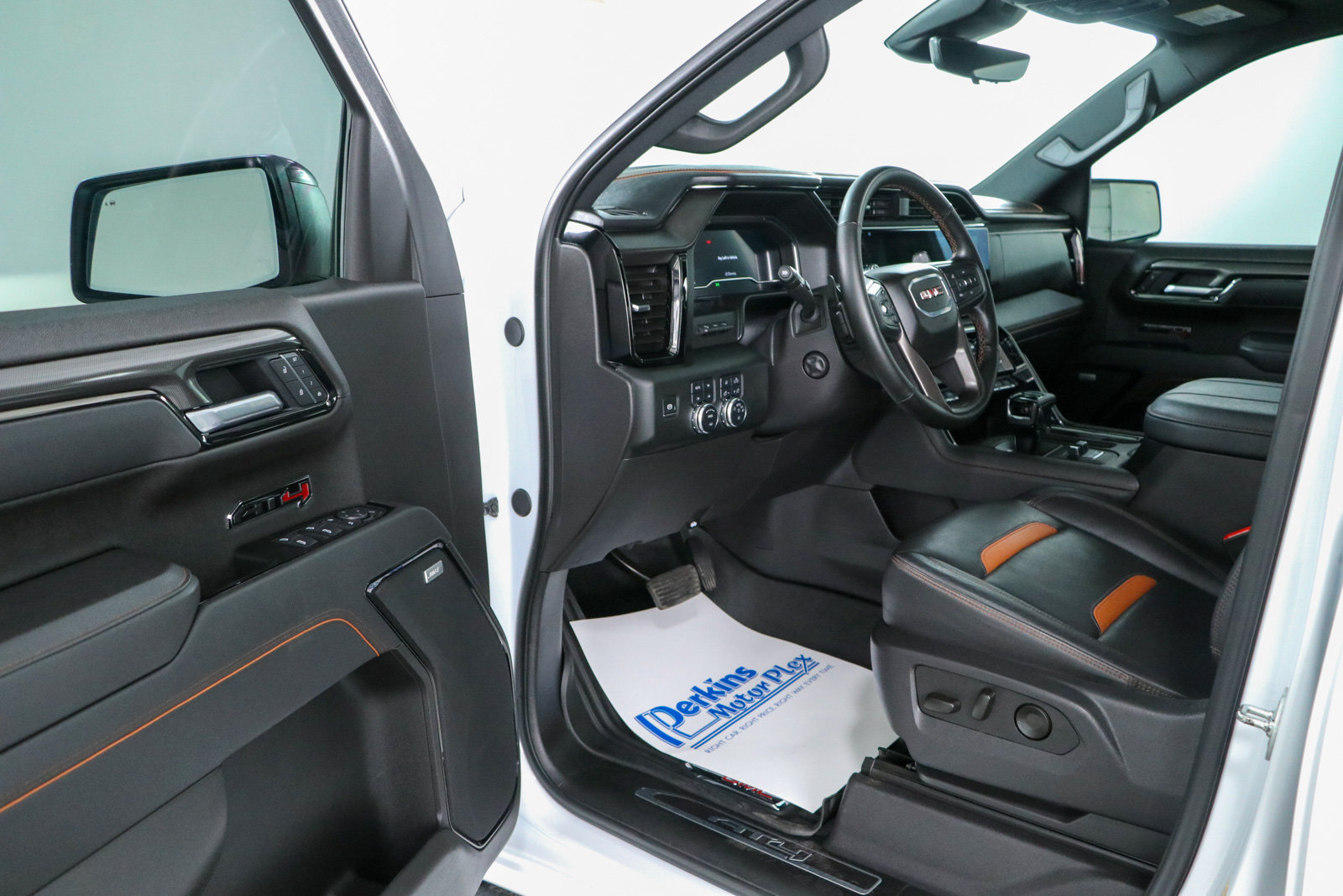 Used 2025 GMC Sierra 1500 AT4 w/ AT4 Premium Package AWD/4WD image 3