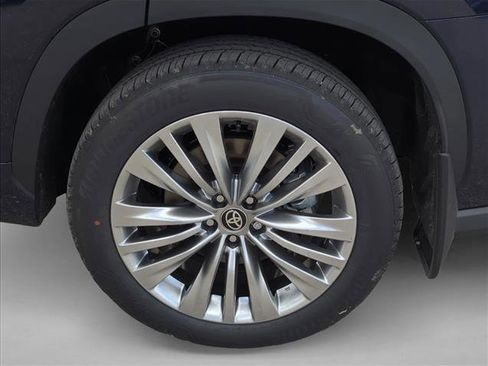 New 2026 Toyota Highlander Platinum image 9
