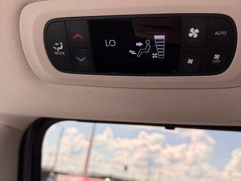 Used 2022 Chrysler Pacifica Touring-L FWD image 16
