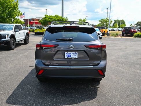 Used 2024 Toyota Highlander XLE AWD/4WD image 4