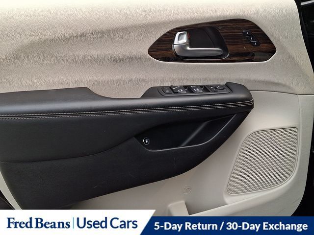 Used 2023 Chrysler Pacifica Limited FWD image 19