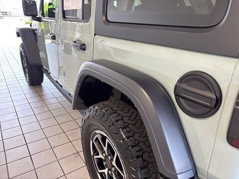 Used 2024 Jeep Wrangler Unlimited Rubicon w/ Technology Group AWD/4WD image 17
