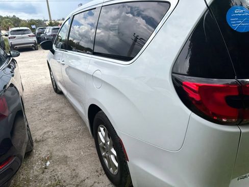 Used 2025 Chrysler Pacifica Select FWD image 7