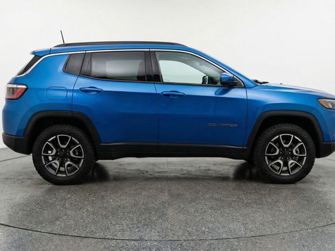 Used 2025 Jeep Compass Trailhawk image 11