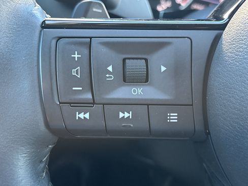 Used 2024 Nissan Pathfinder SL w/ SL Premium Package FWD image 18