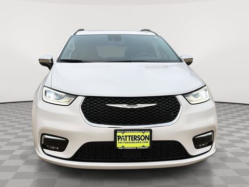 Used 2023 Chrysler Pacifica Limited image 2