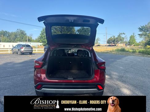 Used 2025 Chevrolet Trax LT FWD image 20