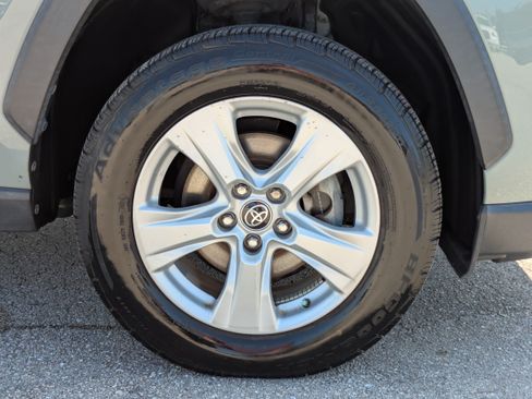 Used 2021 Toyota RAV4 XLE w/ Convenience Package FWD image 11