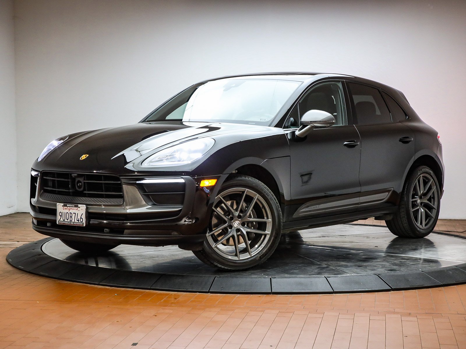 Certified 2025 Porsche Macan Turbo AWD/4WD image 1
