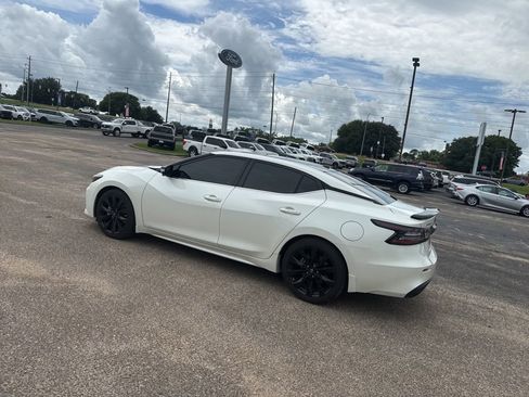 Used 2023 Nissan Maxima SR w/ Sport Mat Group FWD image 10