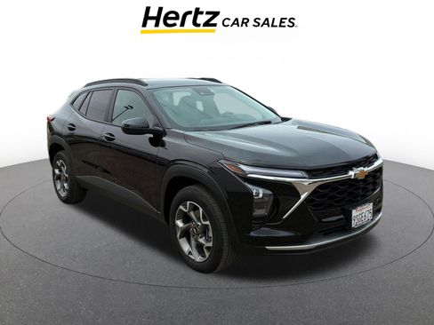 Used 2025 Chevrolet Trax LT image 1