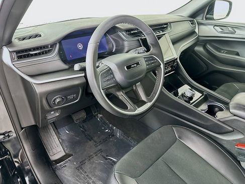 Certified 2025 Jeep Grand Cherokee Altitude image 17