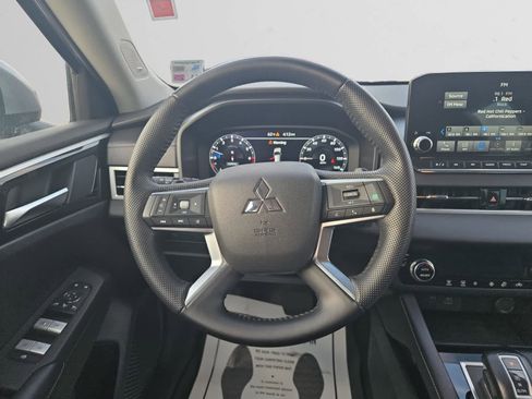 Used 2023 Mitsubishi Outlander SE image 12