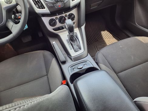 Used 2014 Ford Focus SE w/ SE Winter Package FWD image 9