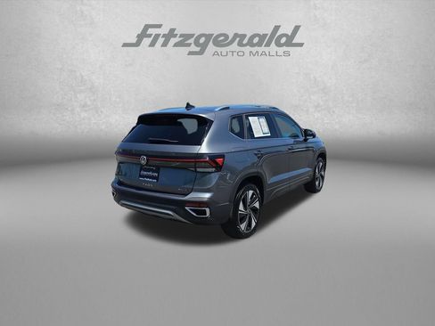 Used 2025 Volkswagen Taos SE AWD/4WD image 7