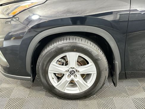 Used 2023 Toyota Highlander LE AWD/4WD image 11