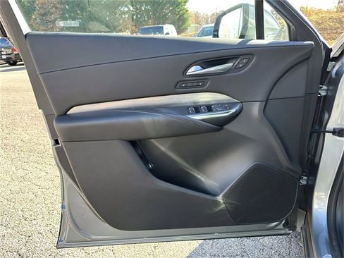 Used 2025 Cadillac XT4 Premium Luxury image 17