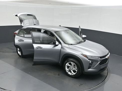 Used 2025 Chevrolet Trax LS w/ LS Convenience Package FWD image 50