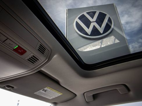 Used 2023 Volkswagen Taos SE w/ Panoramic Sunroof Package FWD image 44