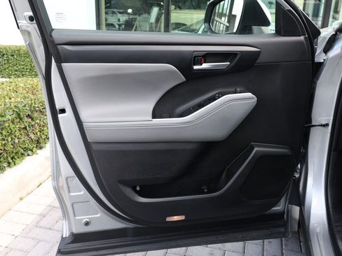 Used 2023 Toyota Highlander XLE FWD image 10