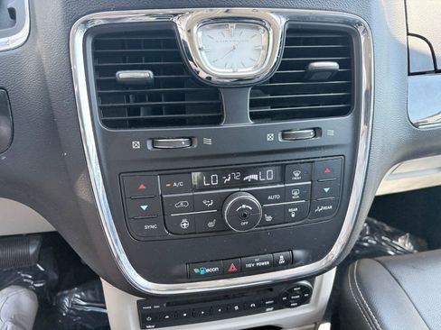 Used 2012 Chrysler Town & Country Touring-L w/ Entertainment Group #2 FWD image 21