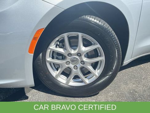 Used 2023 Chrysler Pacifica Touring FWD image 33
