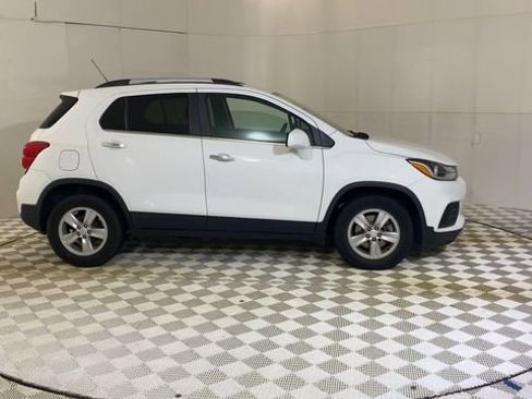Used 2019 Chevrolet Trax LT w/ LT Convenience Package FWD image 4